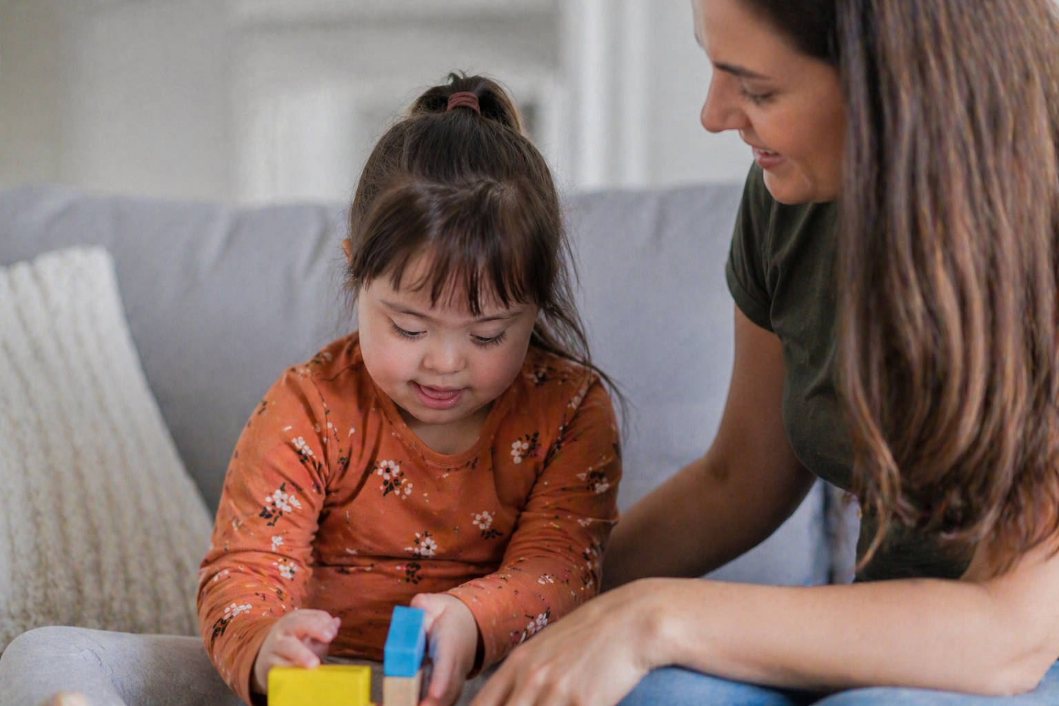 Mãe acolhendo criança em processo de aprendizagem